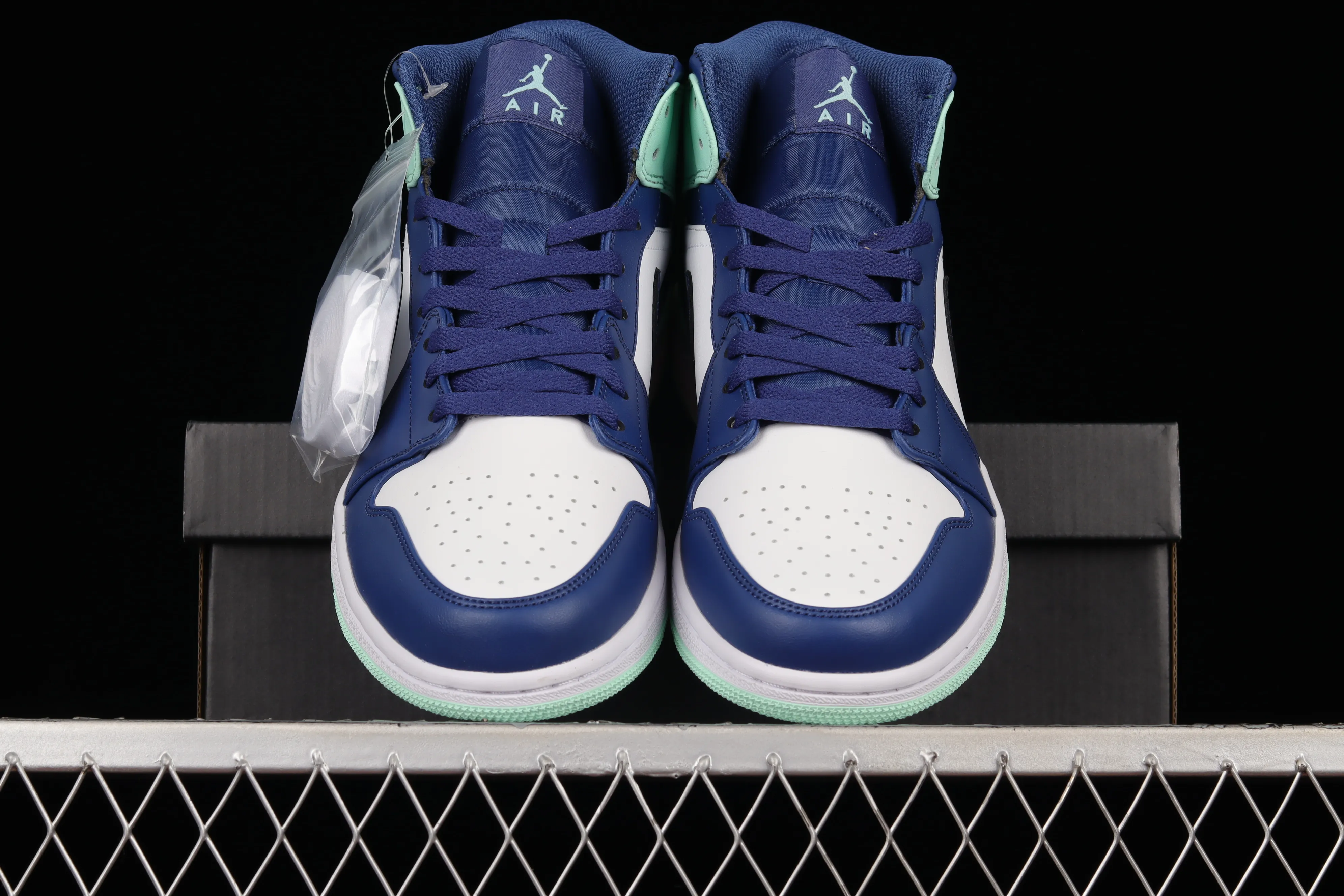 All categories Air Jordan Jordan series basketball shoes Air Jordan 1 Mid Air Jordan AJ1 Mid AJ1 Joe 1 blue white green mid-top basketball shoes 554724-413